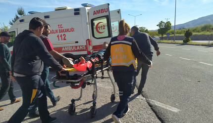 Akıllara durgunluk veren kaza! Aracın çarptığı köpek duraktaki yolcuya çarptı: 1 yaralı - gundem