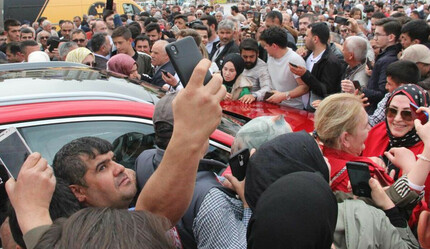 Karaman’da Togg izdihamı: Yerli otomobil ile selfie çekmek için yarıştılar - gundem