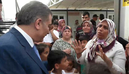 Deprem bölgesinde duygusal anlar... Bakan Koca'yı gören afetzede gözyaşlarına boğuldu - ekonomi