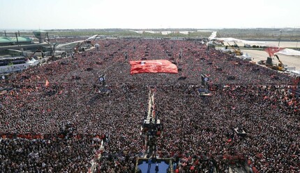 'Büyük İstanbul Mitingi'nde dev Türk Bayrağı açıldı - secim-2023