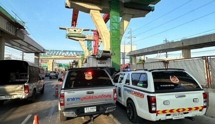 Beton levha trafikte seyreden araçların üzerine düştü, ortalık karıştı - dunya