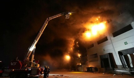 Rusya yeniden Ukrayna'yı vurdu! 10 bin metrekarelik alan küle döndü - dunya