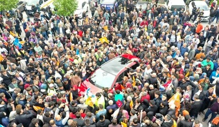 Togg izdihamı yaşandı, vatandaşlar aracın önünü kesti - t-otomobil