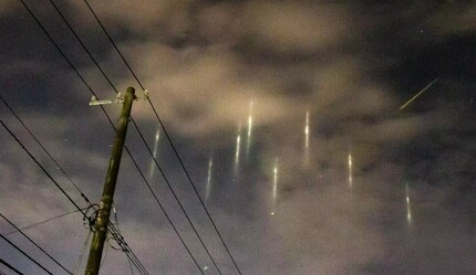 Görenler telefona sarıldı! Gökyüzündeki gizemli ışık ağızları açık bıraktı - dunya