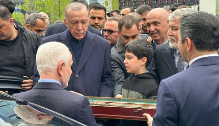 Azerbaycanlı demir ustası Cumhurbaşkanı Erdoğan’a “Zafer Kılıcı” hediye etti - secim-2023