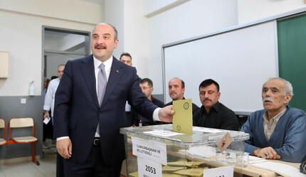 Bakan Varank oy kullanmak için 45 dakika sıra bekledi - gundem