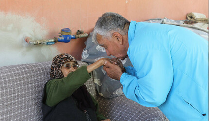 91 yaşındaki annesine bebek gibi bakıyor  - gundem