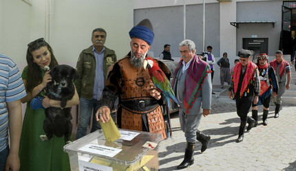 Sandıktan renkli kareler: Kimi papağanıyla geldi, kimi efe kıyafeti giydi - gundem