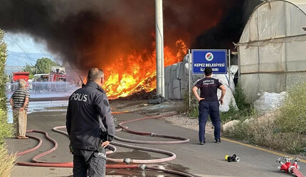 Antalya'da geri dönüşüm deposunda çıkan yangın seralara sıçradı - gundem