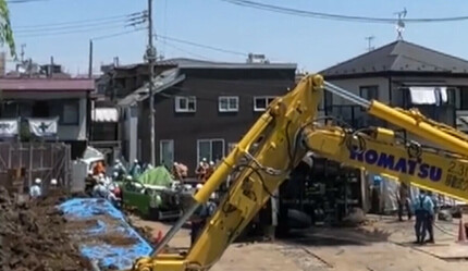 Japonya’da vinç faciası: Tonlarca ağırlığındaki vinç araçların üstüne devrildi - dunya