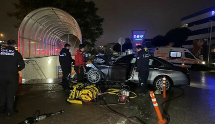 Otomobil metro duvarına çarptı: Çok sayıda ölü ve yaralı var - t-otomobil