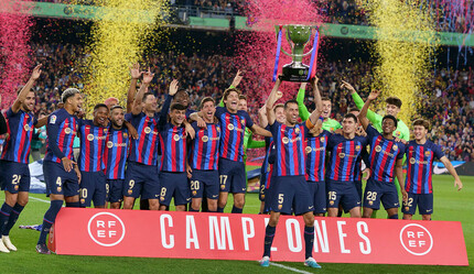 La Liga'da Barcelona şampiyonluk kupasını kaldırdı! Xavi Hernandez tarihe geçti - spor