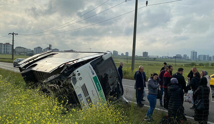 İşçileri taşıyan servis minibüsü kaza yaptı: Çok sayıda yaralı var - gundem