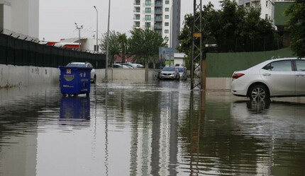 Adana’da sağanak her yeri göle çevirdi: Sürücüler zor anlar yaşadı - gundem