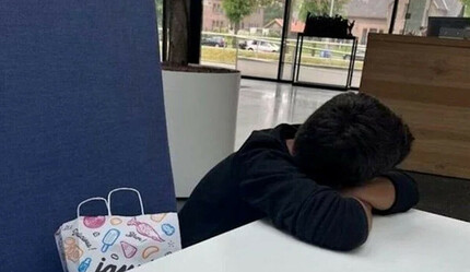 Depremzede Türk çocuk Hollanda'da bir başına bulundu - gundem