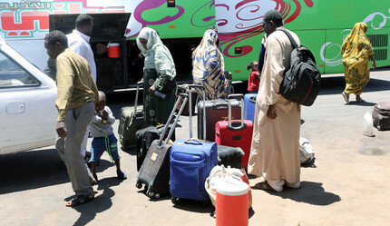 Sudan’dan büyük kaçış: Yüz binlerce kişi ülkeyi terk etti - dunya