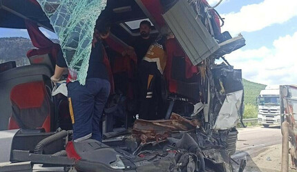 Konya'da yolcu otobüsü ile temizlik aracı çarpıştı! 1 ölü, 15 yaralı - gundem