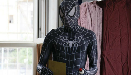 'Örümcek Adam' oyunu kullandı, gören bir kez daha dönüp baktı: Sandıktan ilginç görüntüler - gundem