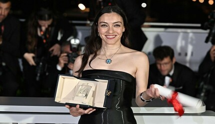 Alice Müzikali'ne Merve Dizdar rötarı! Dakikalarca alkışlandı, gözyaşlarına boğuldu - yasam