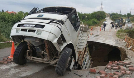 Denizli'yi sağanak kötü vurdu: Çöken yol kamyonu bir anda yuttu - gundem