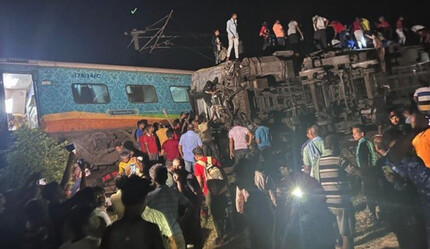 Hindistan’da katliam gibi kaza: Trajik tren kazasında bilanço ağırlaşıyor - dunya