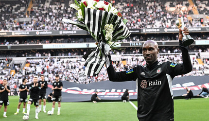 Beşiktaş efsanesi Atiba Hutchinson taraftarlarla vedalaştı, tribünde ağlayanlar oldu - spor