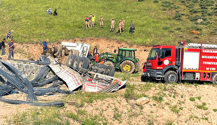 Kars'ta demir yüklü tır devrildi, 2 kişi hayatını kaybetti - gundem