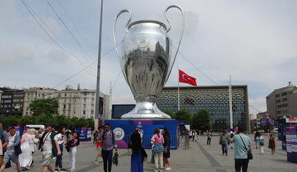 Taksim Meydanı'na Şampiyonlar Ligi kupasının dev maketi getirildi - spor