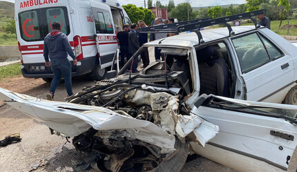 Kopan teker, kaza yaptırdı! Otomobil servise çarptı: 12'si çocuk 14 yaralı - gundem