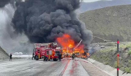Sprey tüpleri bomba gibi patladı, yol trafiğe kapatıldı - gundem