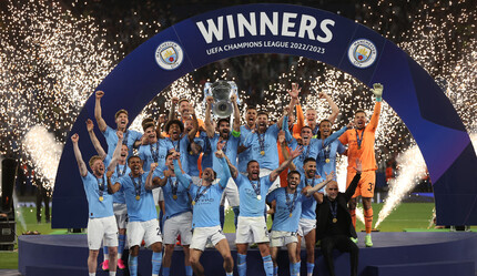 Manchester City'nin UEFA Şampiyonlar Ligi kupası İlkay Gündoğan'ın ellerinde yükseldi - futbol