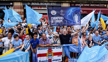 Manchester bugün masmavi! Avrupa'nın en büyüğü Manchester City üstü açık otobüsle şehir turu attı - spor