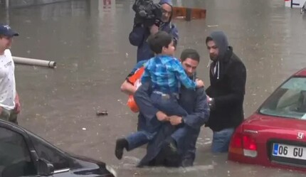 TGRT Haber muhabiri selde mahsur kalan çocuğu kurtardı - gundem
