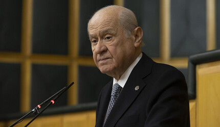 Bahçeli yeni dönemin ilk grup toplantısında muhalefete yüklendi, asgari ücret ve '100 il 1000 ilçe' mesajı dikkat çekti - politika