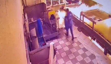Tekstil atölyesinde makine bomba gibi patladı! Alev alev yandı, 3 işçi yaralandı - gundem