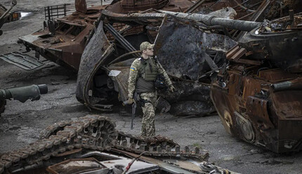 Rus militaristler öfke kustu! Komutanın konuşması için bekletilen askerler hedef oldu - dunya