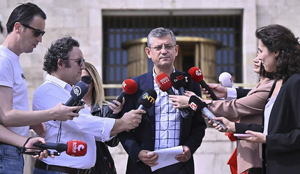 CHP'li Özgür Özel'den istifa eden Abdüllatif Şener'e yaylım ateşi: Vicdanı kara, kalbi kurumuş... - gundem