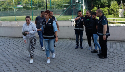Sahte dolarla telefon satın alan sevgililer yakayı ele verdi - gundem