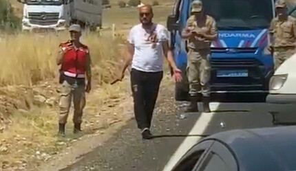 Elinde bıçakla yolu kapattı, sürücülerden meydan dayağı yedi - gundem
