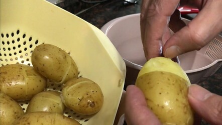 Haşlanmış patatesi çok daha hızlı soymanın püf noktası! Tencereye 1 kaşık ekleyin yetiyor.. - hayatin-icinden