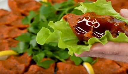 10 dakikada yapılan çiğ köfte! 40 yıllık ustaların tarifinden bile lezzetli... - yemek