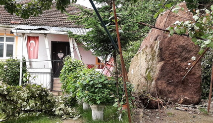 Ordu'da yürekleri ağza getiren olay! Yamaçtan kopan kaya eve düştü - gundem
