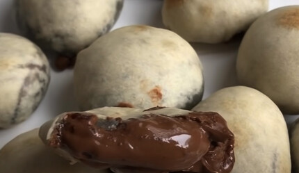 Bayram için çok pratik: Dışı yumuşacık oluyor, içinden çikolata fışkırıyor! - YEMEK