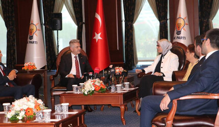 AK Parti heyeti, CHP heyeti ile bayramlaştı - politika