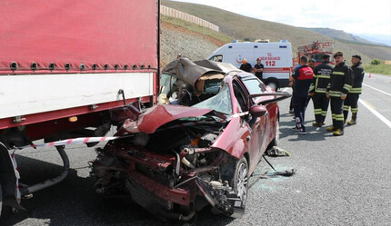 Otomobil tırın altına girdi: 2 ölü, 3 yaralı - gundem