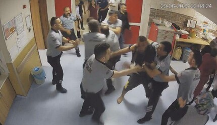 Sağlık çalışanlarına şiddet kamerada: Sedyeden indi kavgaya tutuştu - gundem