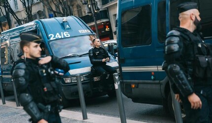 Fransa’da 17 yaşındaki genci vuran polis için yardım kampanyası başlatıldı - dunya