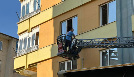 Ağır hasarlı binaya giren hırsızlar, 4. kattaki klima demirine tutunarak hayatta kaldı - gundem