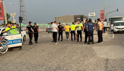 Önce kaza yaptılar sonra tekme tokat birbirlerine girdiler - dunya