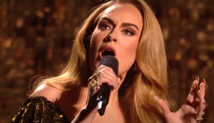 Adele, kendisini dinlemeye gelenleri önce tehdit etti, sonra isyan etti: 'Buna bir son verin' - kultur-sanat
